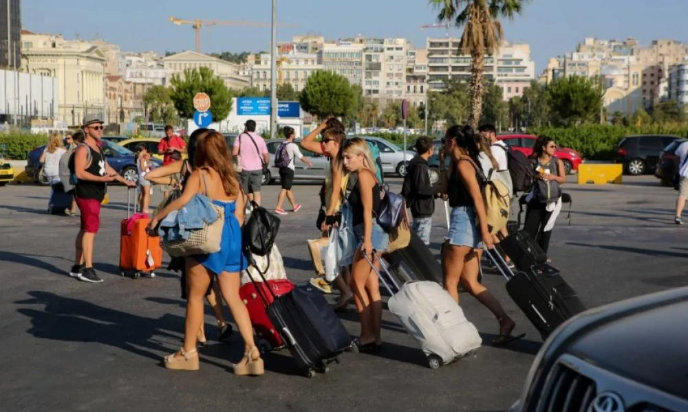 Ξεκίνησε η έξοδος των εκδρομέων του Ιουλίου – Πάνω από 44.000 οι αναχωρήσεις το τριήμερο